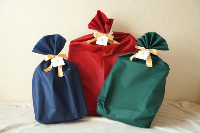 ラッピング袋がないときはコンビニが便利！誰でもできる簡単ラッピング術も紹介 