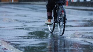 雨の日の自転車は帽子でストレス減！濡れ・見えにくさ対策完全版 